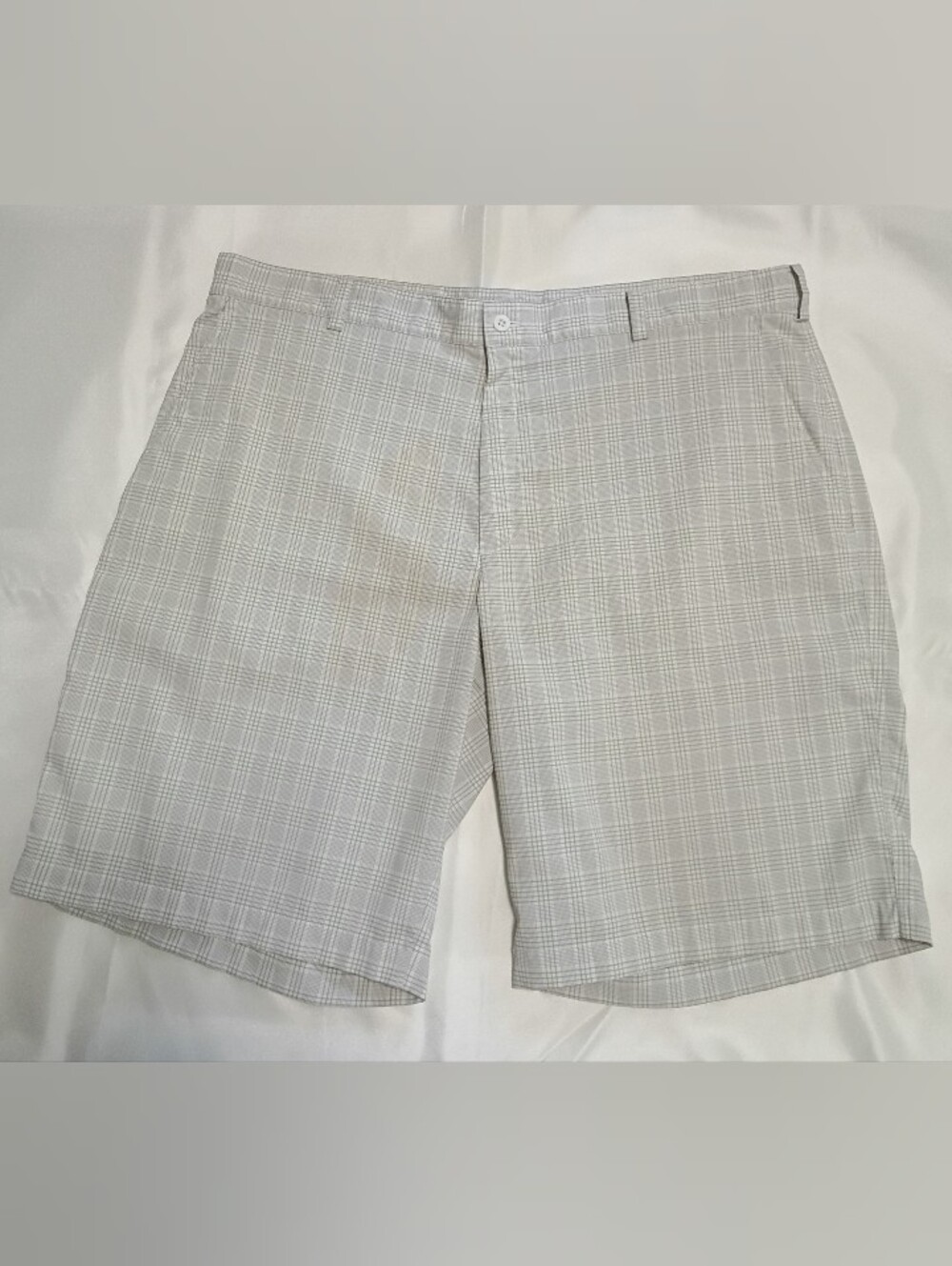 Nike Dri-Fit Golf Lt Gray Plaid Flat Front Bermuda Shorts Pockets Men's 42 NWOT